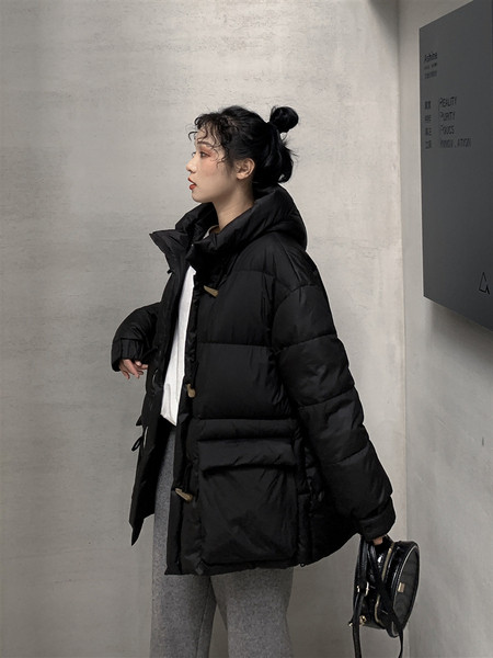 Modern női téli hosszú kabát magas gallérral és kapucnival