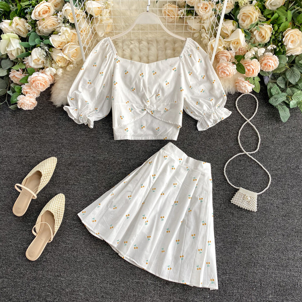 Cseresznyemintás női blúz és szoknya szett