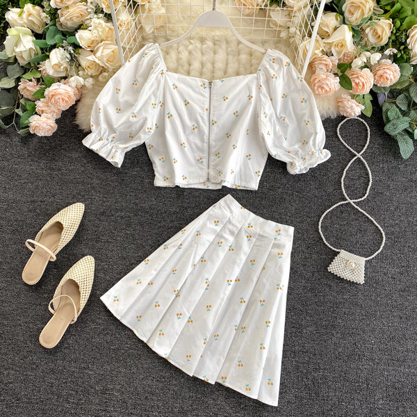 Cseresznyemintás női blúz és szoknya szett