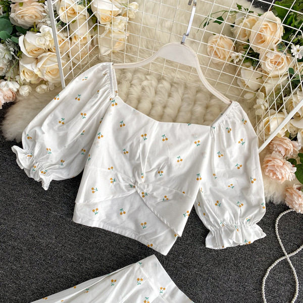 Cseresznyemintás női blúz és szoknya szett