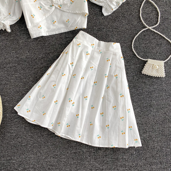 Cseresznyemintás női blúz és szoknya szett