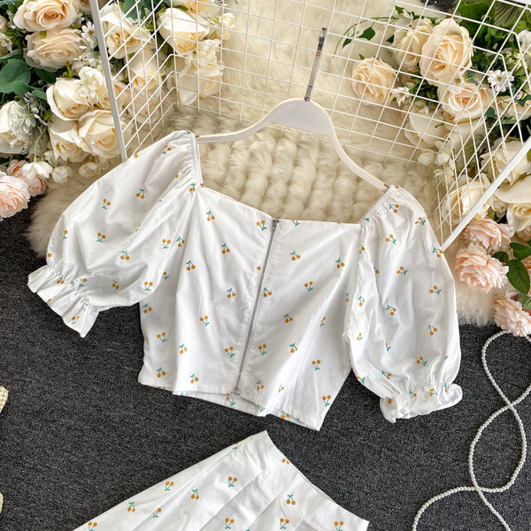 Cseresznyemintás női blúz és szoknya szett