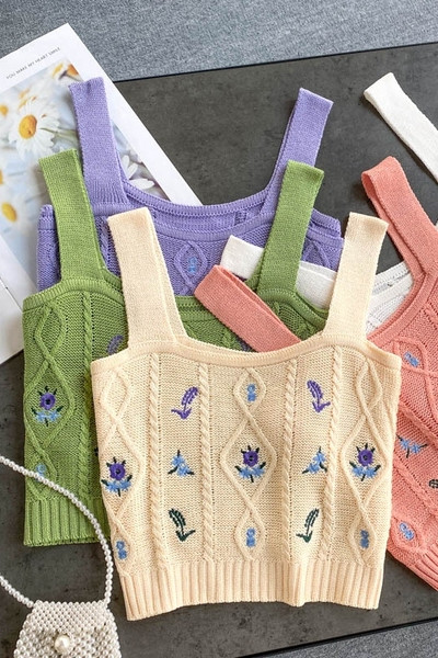 Kötött női felső, széles pántokkal és hímzéssel