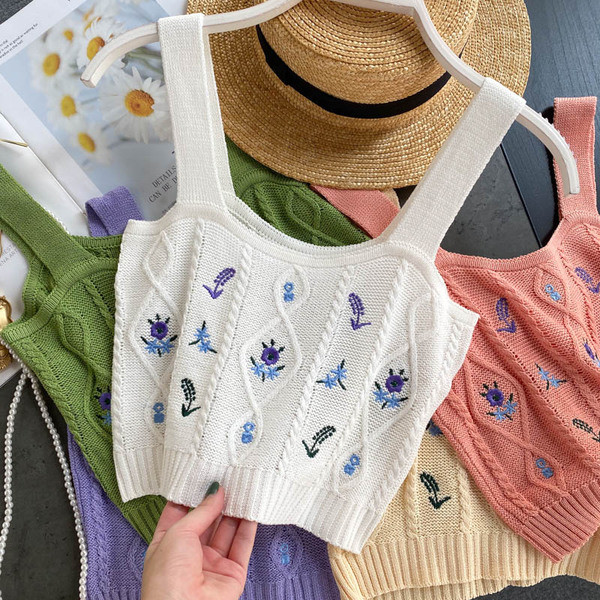 Kötött női felső, széles pántokkal és hímzéssel