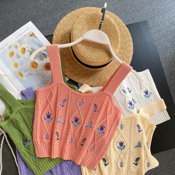 Kötött női felső, széles pántokkal és hímzéssel