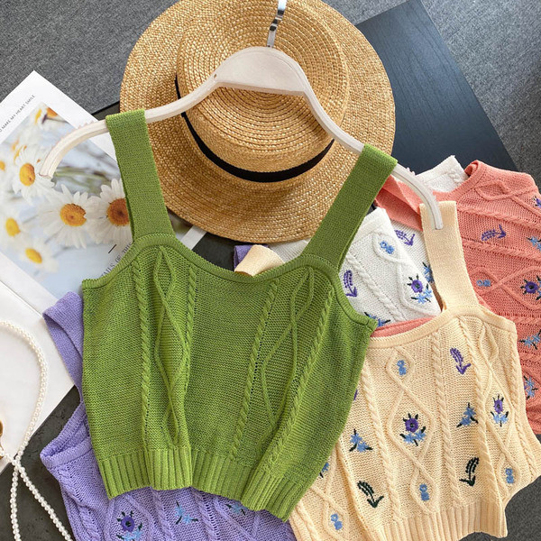 Kötött női felső, széles pántokkal és hímzéssel