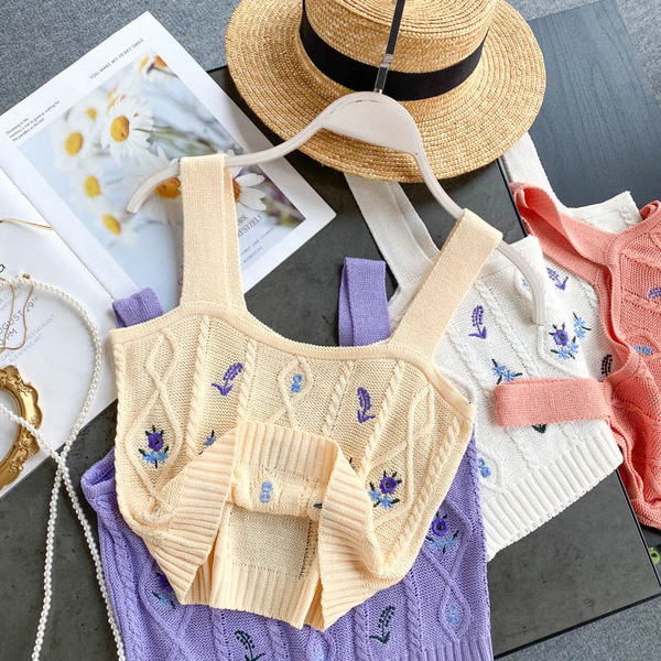 Kötött női felső, széles pántokkal és hímzéssel