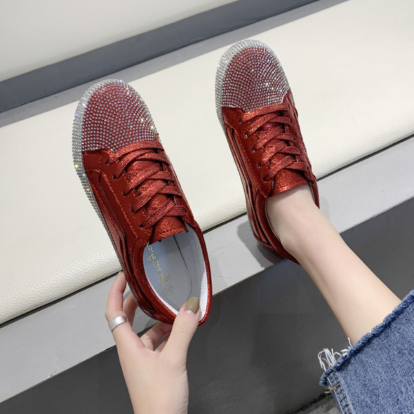 Fényes hatású, kövekkel díszített modern női tornacipő