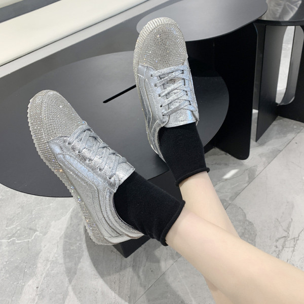 Fényes hatású, kövekkel díszített modern női tornacipő