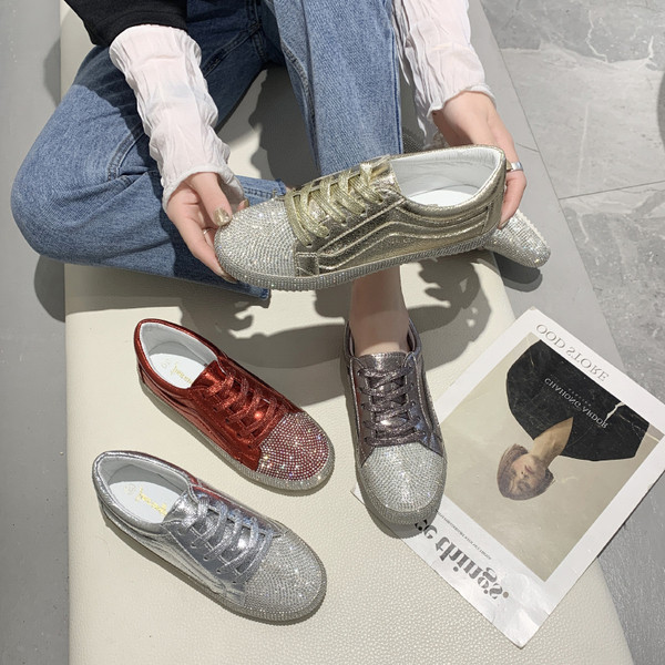 Fényes hatású, kövekkel díszített modern női tornacipő