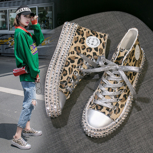 Aktuális női tornacipő kövekkel, két modellben