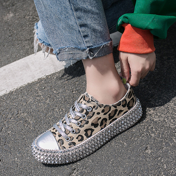 Aktuális női tornacipő kövekkel, két modellben