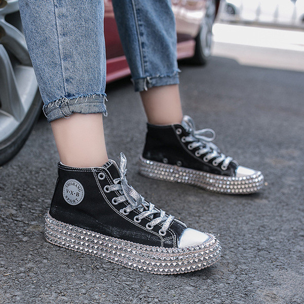 Aktuális női tornacipő kövekkel, két modellben