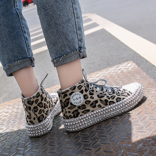 Aktuális női tornacipő kövekkel, két modellben