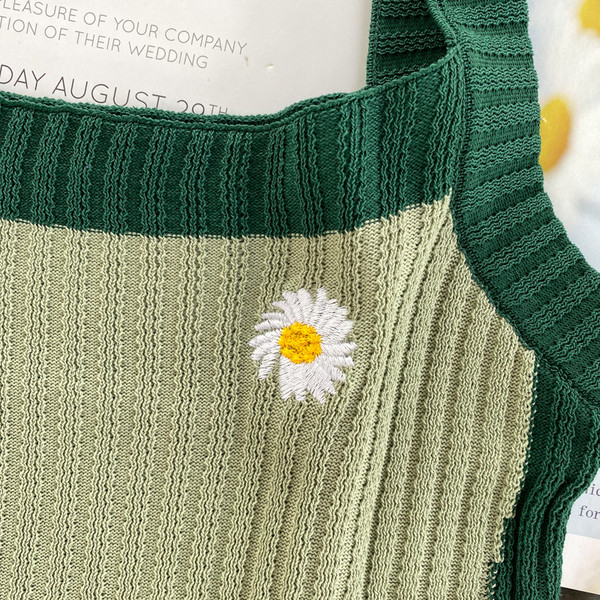 Hímzéssel ellátott, kordbársony dzsörzéből készült női felső