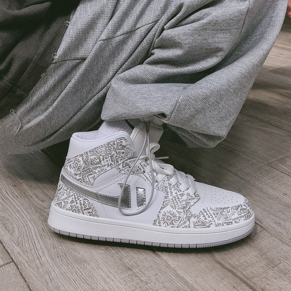 Modern férfi tornacipő fehér színben - két modell