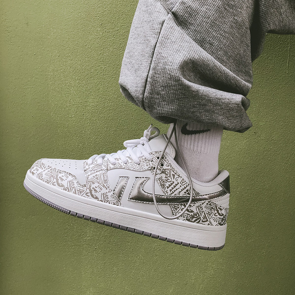 Modern férfi tornacipő fehér színben - két modell