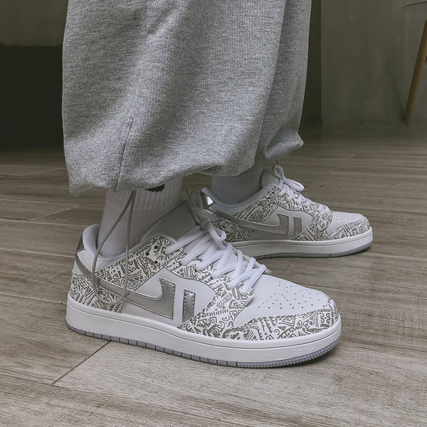 Modern férfi tornacipő fehér színben - két modell