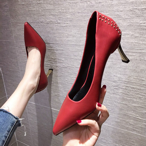 Modern női magassarkú cipő fém elemmel