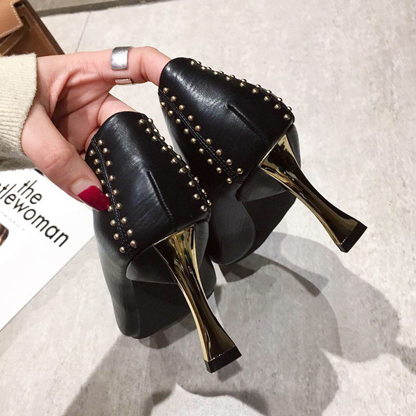 Modern női magassarkú cipő fém elemmel