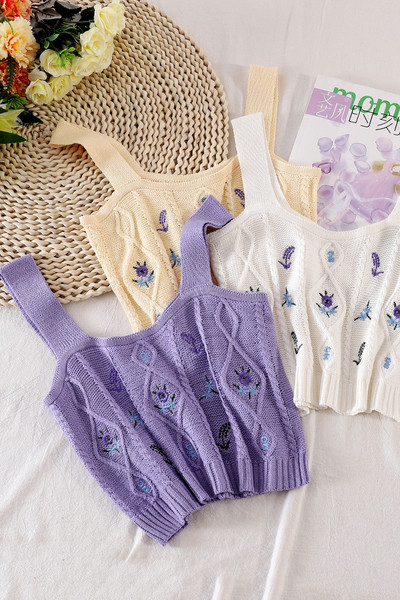 Modern kötött női felső széles pántokkal és hímzéssel