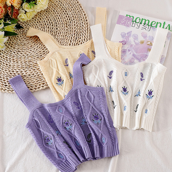 Modern kötött női felső széles pántokkal és hímzéssel