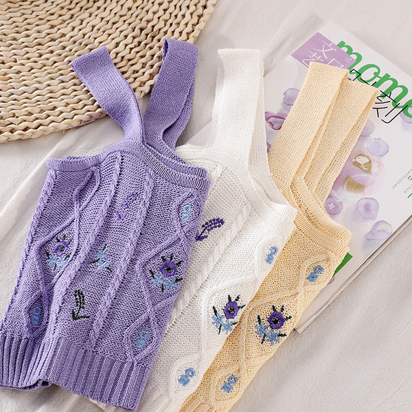 Modern kötött női felső széles pántokkal és hímzéssel