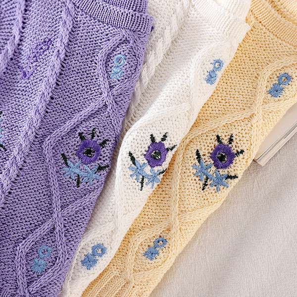 Modern kötött női felső széles pántokkal és hímzéssel