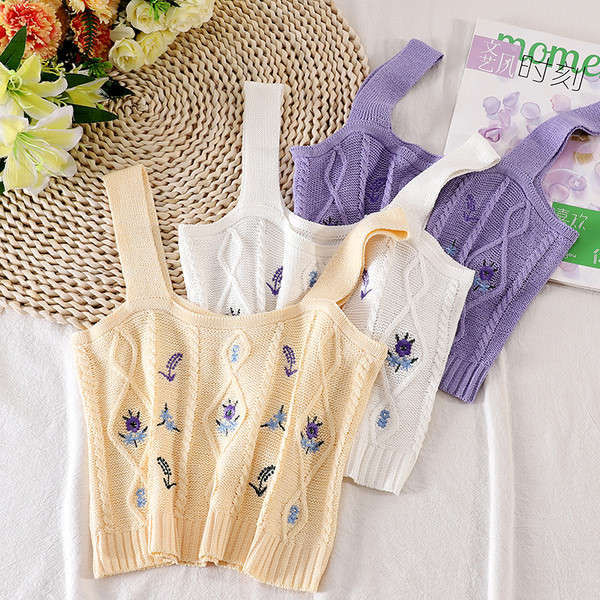 Modern kötött női felső széles pántokkal és hímzéssel