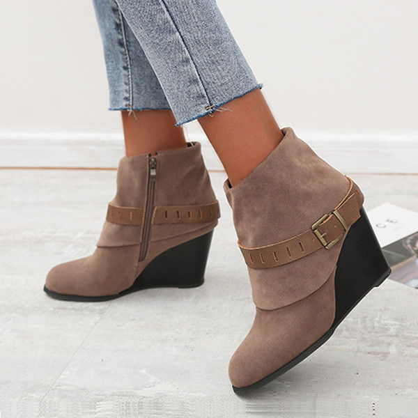 Női platós csizma csattal