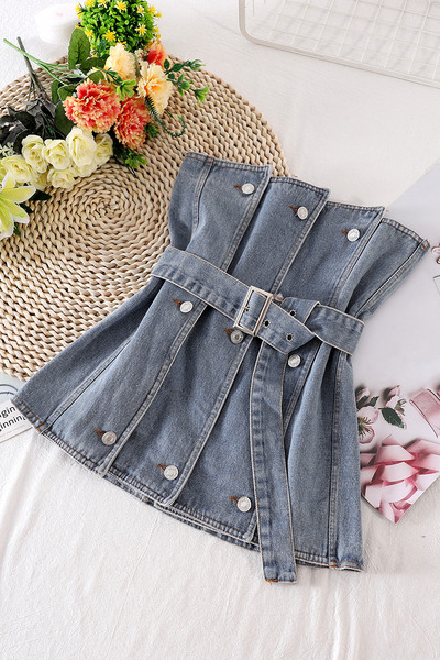 Női farmer mellszoba gombokkal és övvel