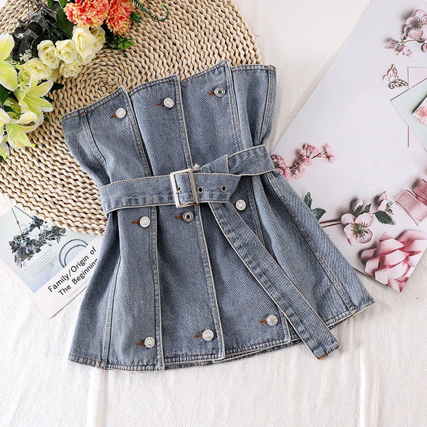 Női farmer mellszoba gombokkal és övvel