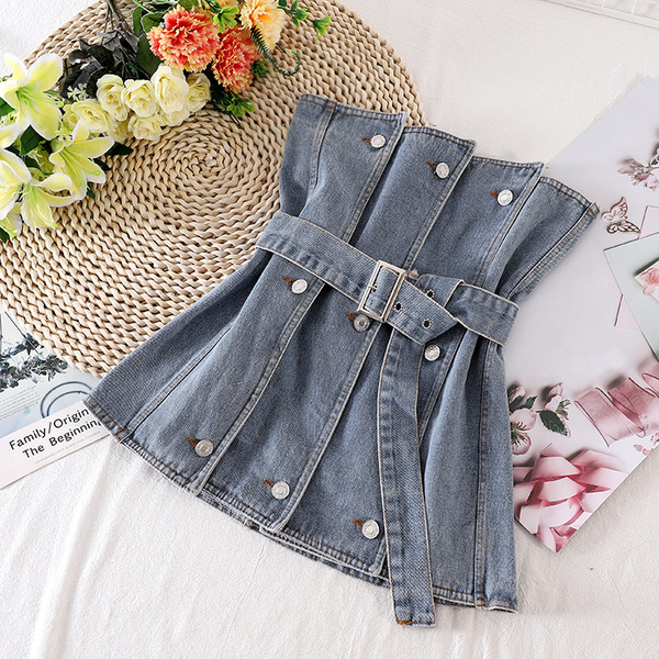 Női farmer mellszoba gombokkal és övvel