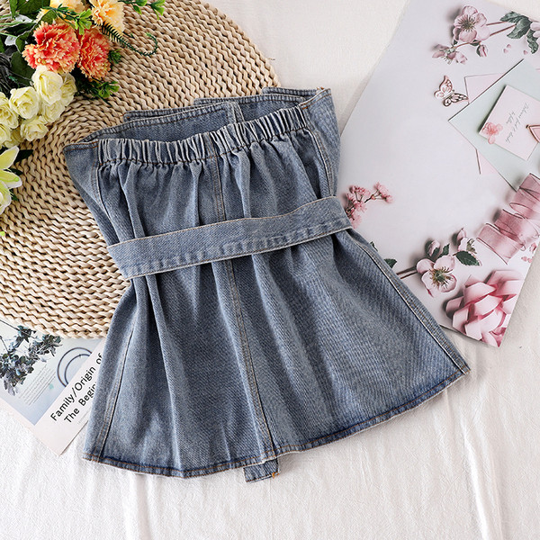 Női farmer mellszoba gombokkal és övvel