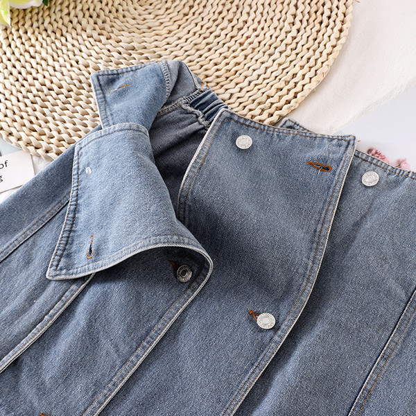 Női farmer mellszoba gombokkal és övvel