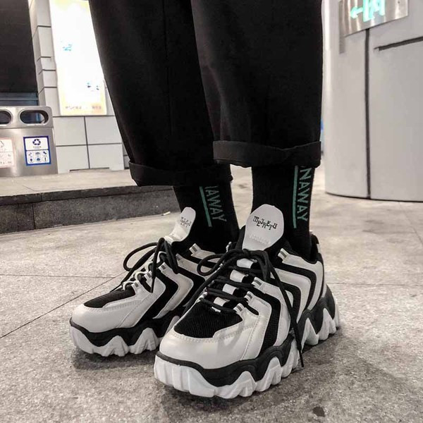 Férfi tornacipő új modellje - fűzővel és durva talppal