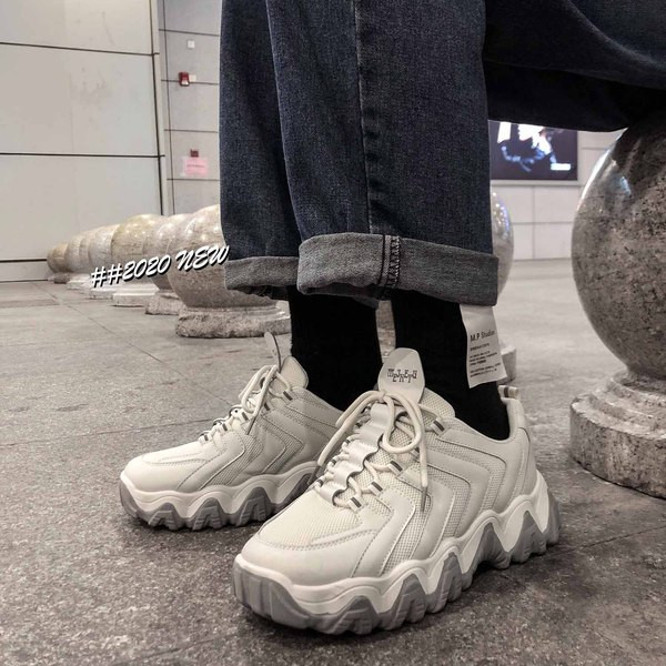 Férfi tornacipő új modellje - fűzővel és durva talppal