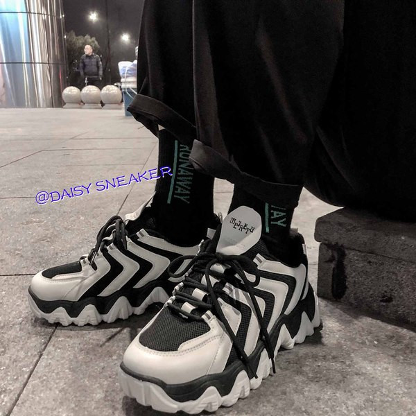 Férfi tornacipő új modellje - fűzővel és durva talppal