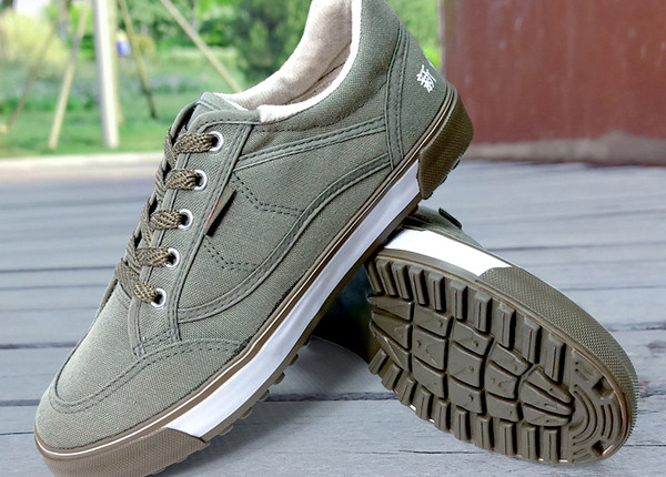 Hímzéssel ellátott, alkalmi férfi tornacipő új modellje