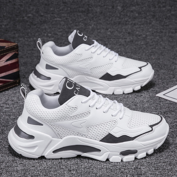 Alkalmi férfi tornacipő durva talppal és hálóval