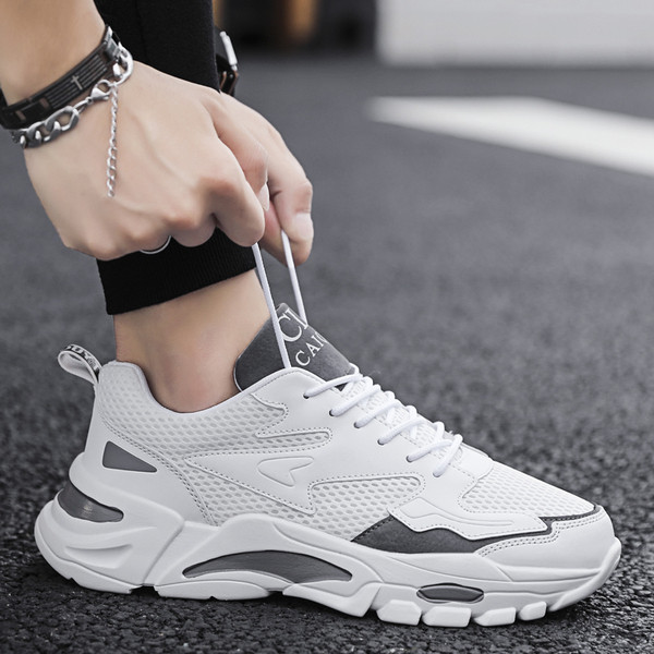 Alkalmi férfi tornacipő durva talppal és hálóval