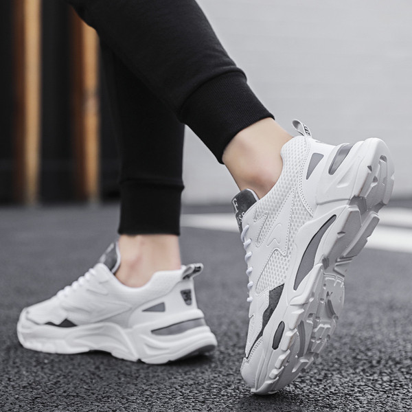 Alkalmi férfi tornacipő durva talppal és hálóval