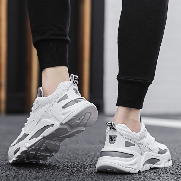 Alkalmi férfi tornacipő durva talppal és hálóval