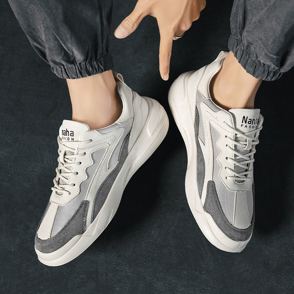 Alkalmi férfi tornacipő lapos talppal, fűzővel és felirattal