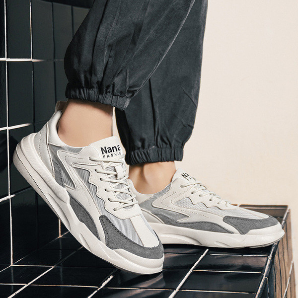 Alkalmi férfi tornacipő lapos talppal, fűzővel és felirattal