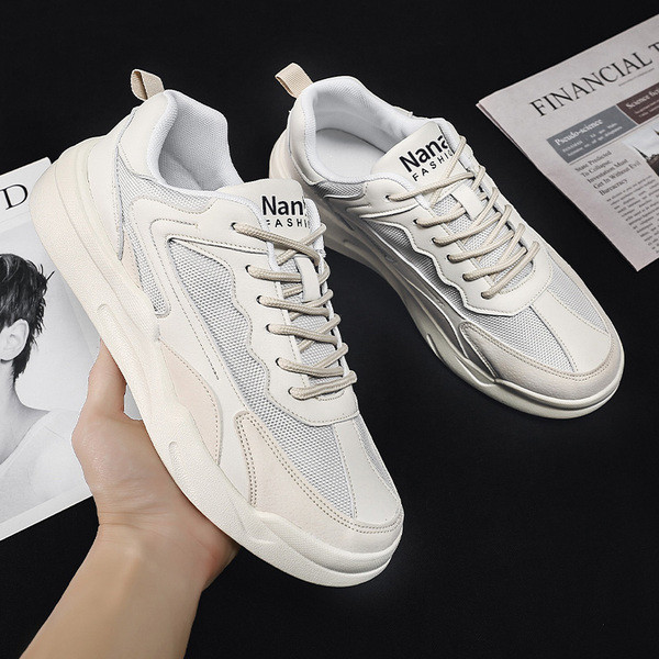 Alkalmi férfi tornacipő lapos talppal, fűzővel és felirattal