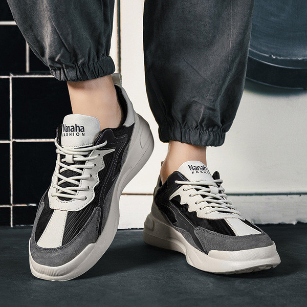 Alkalmi férfi tornacipő lapos talppal, fűzővel és felirattal