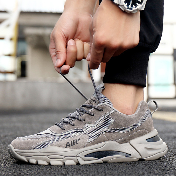 Aktuális férfi tornacipő durva talppal, felirattal