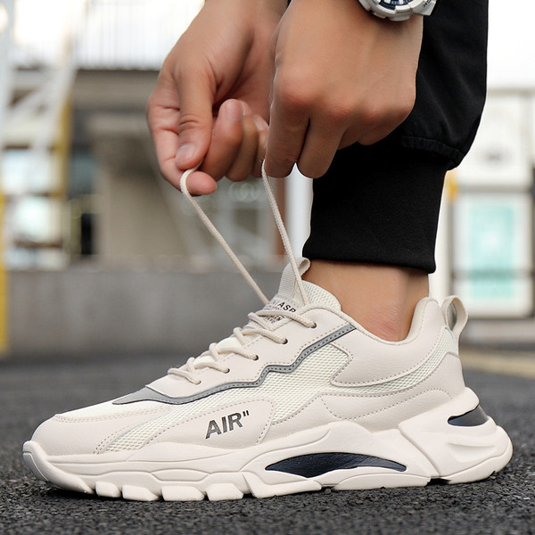 Aktuális férfi tornacipő durva talppal, felirattal