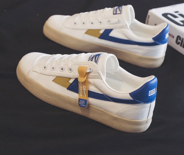 Modern férfi tornacipő lapos talppal és fűzővel